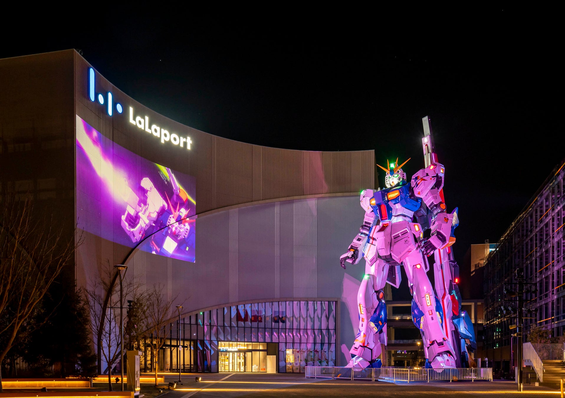 ららぽーと福岡、実物大「RX-93ff νガンダム」立像の展示を4/25開始